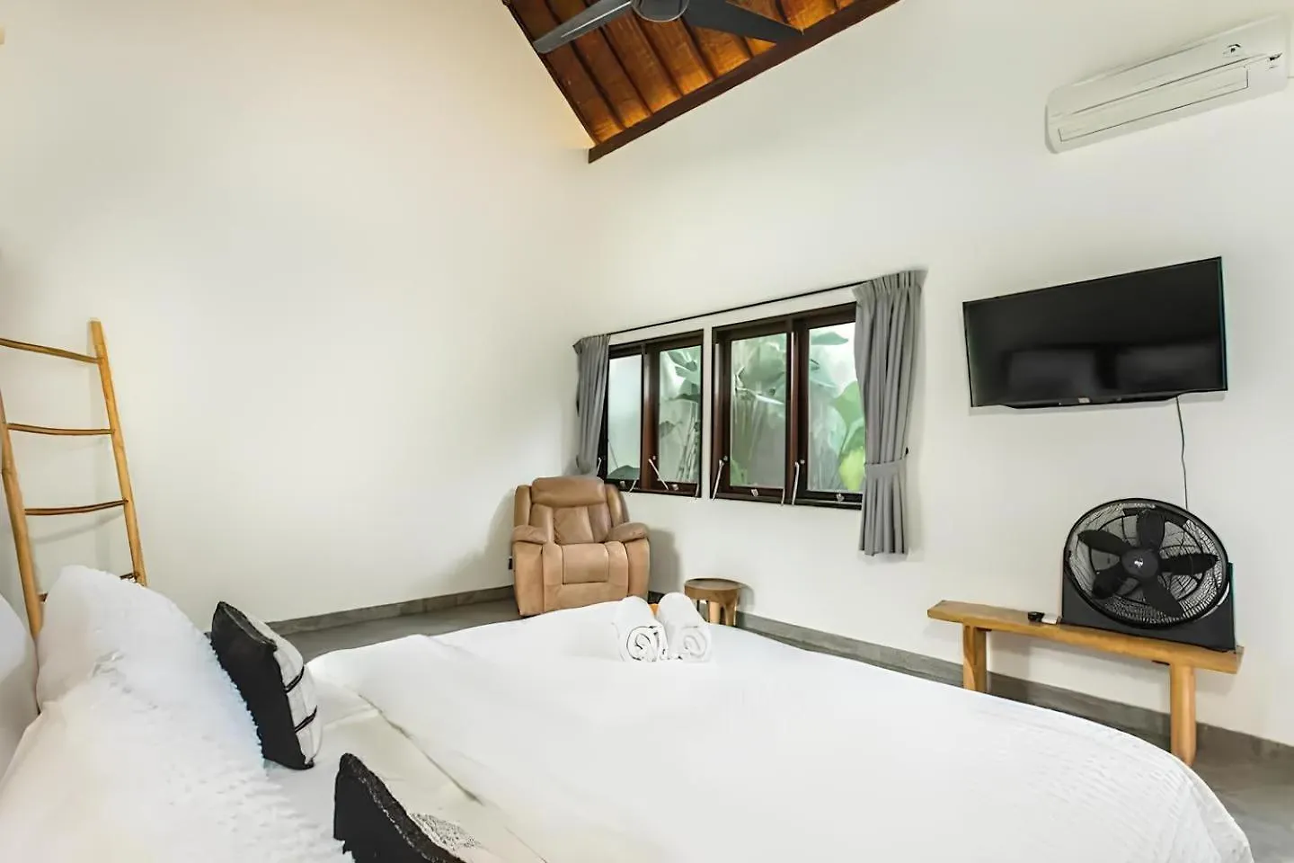 Villa Grandlux Bali 2 Bed Villa Pool Big Garden Seminyak   Seminyak (Bali)