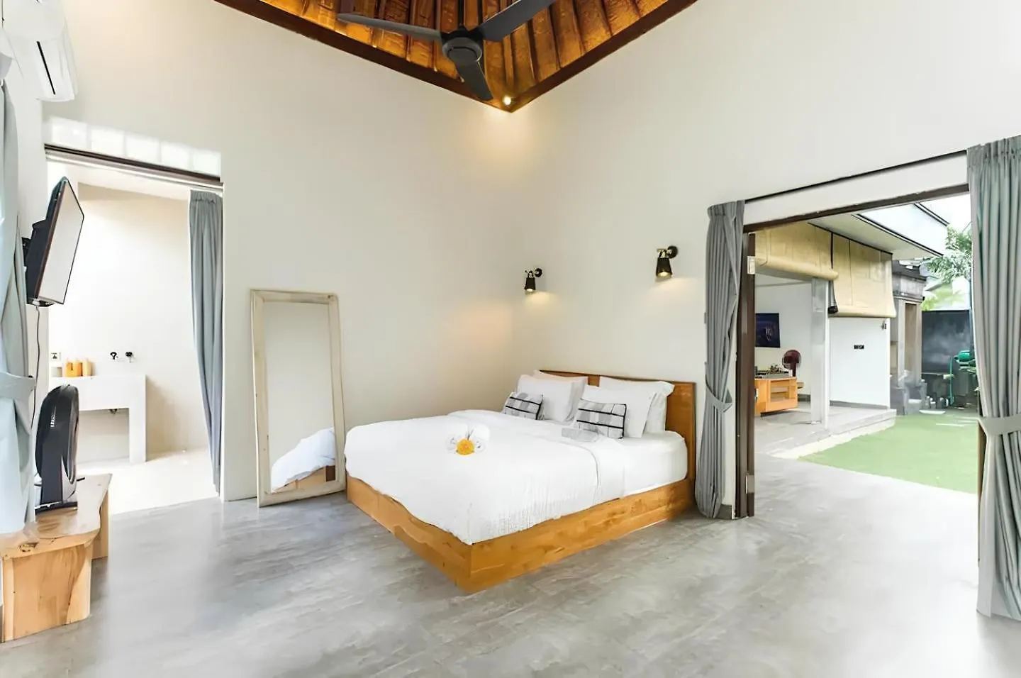 Villa Grandlux Bali 2 Bed Villa Pool Big Garden Seminyak   Seminyak (Bali)
